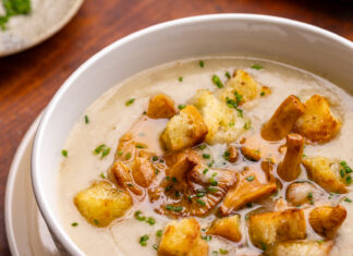 Vellutata di patate e funghi con crostini di pane croccante