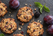 Biscotti di frutta secca e frutta viola