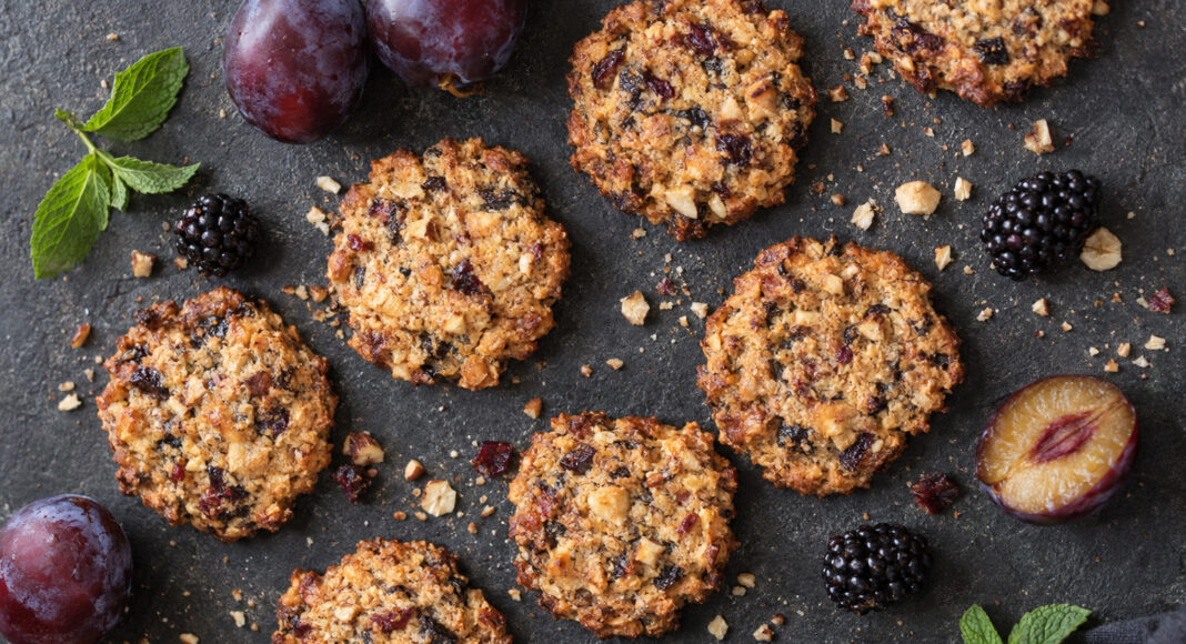Biscotti di frutta secca e frutta viola