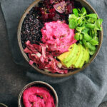 Bowl di riso venere, hummus di barbabietola e avocado