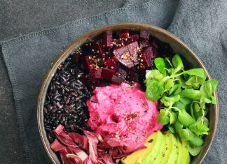 Bowl di riso venere, hummus di barbabietola e avocado