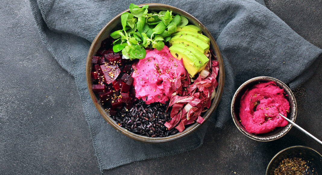 Bowl di riso venere, hummus di barbabietola e avocado