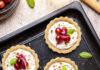 Crostatine salate con ricotta, cipolla rossa e uva nera