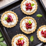 Crostatine salate con ricotta, cipolla rossa e uva nera