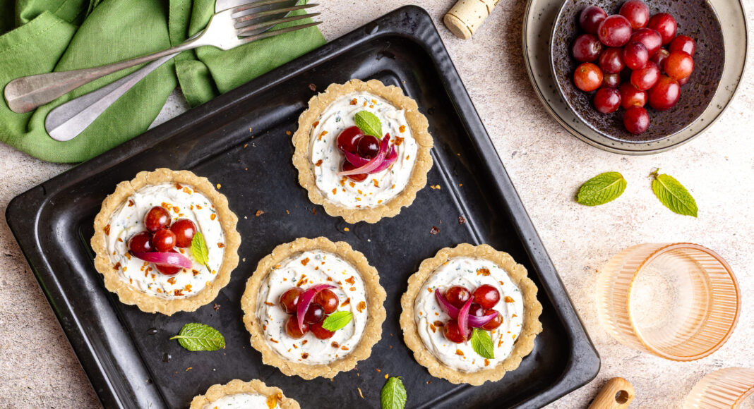 Crostatine salate con ricotta, cipolla rossa e uva nera