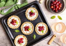 Crostatine salate con ricotta, cipolla rossa e uva nera