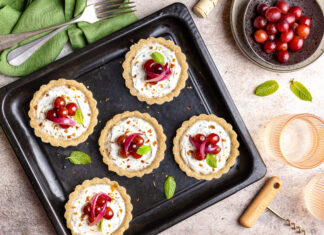 Crostatine salate con ricotta, cipolla rossa e uva nera