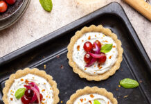 Crostatine salate con ricotta, cipolla rossa e uva nera