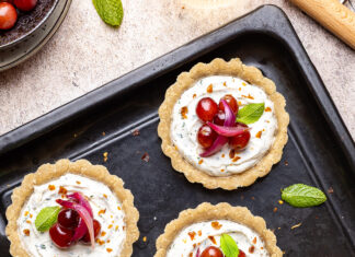 Crostatine salate con ricotta, cipolla rossa e uva nera