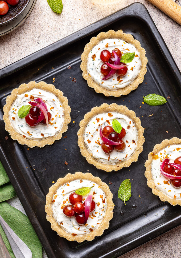 crostatine-uva Crostatine salate con ricotta, cipolla rossa e uva nera