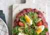 Focaccia viola con insalata di uova e spinacini