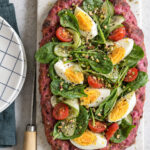 Focaccia viola con insalata di uova e spinacini