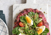 Focaccia viola con insalata di uova e spinacini