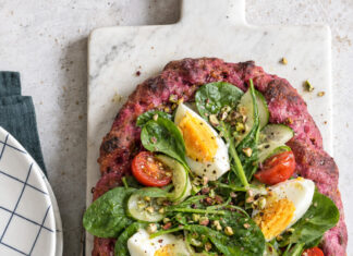 Focaccia viola con insalata di uova e spinacini