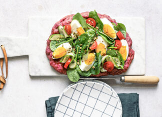 Focaccia viola con insalata di uova e spinacini