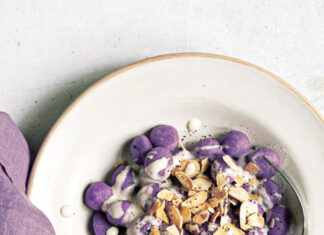 Gnocchi viola con fonduta al taleggio e mandorle tostate