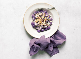 Gnocchi viola con fonduta al taleggio e mandorle tostate La ricetta dei gnocchi di patate viola