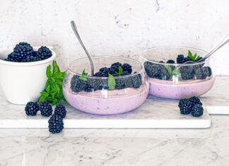 Panna cotta di yogurt greco alle more