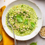 Risotto al basilico con scalogni e pinoli