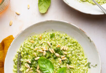 Risotto al basilico con scalogni e pinoli