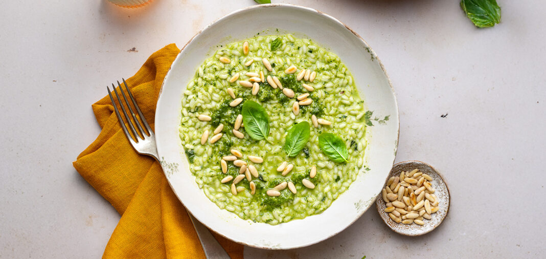 risotto-basilico Risotto al basilico con scalogni e pinoli