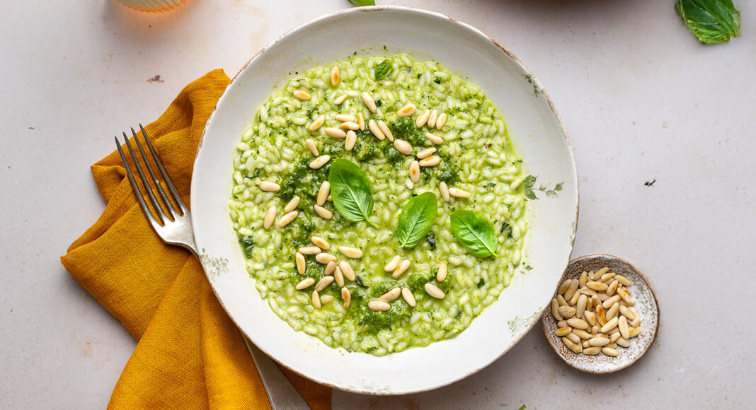 Risotto al basilico con scalogni e pinoli