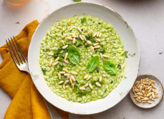 Il risotto che profuma ancora d’estate è questo al basilico Risotto al basilico con scalogni e pinoli