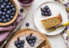 Torta margherita di riso al succo d'uva con mirtilli