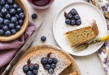 Torta margherita di riso al succo d'uva con mirtilli