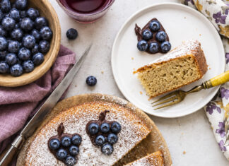 Torta margherita di riso al succo d'uva con mirtilli
