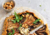 Torta salata di polenta taragna con pere e funghi porcini