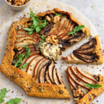 Torta salata di polenta taragna con pere e funghi porcini