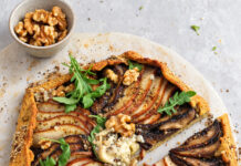 Torta salata di polenta taragna con pere e funghi porcini