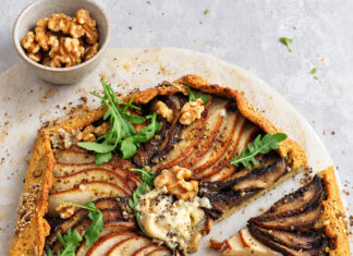 Torta salata di polenta taragna con pere e funghi porcini