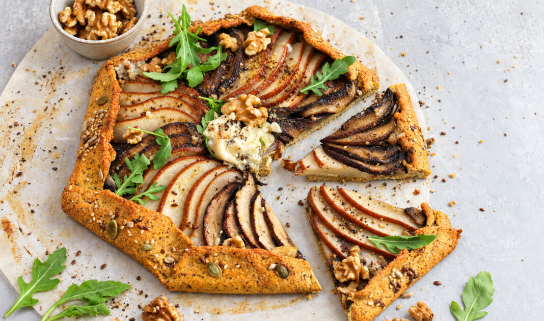 Torta salata di polenta taragna con pere e funghi porcini