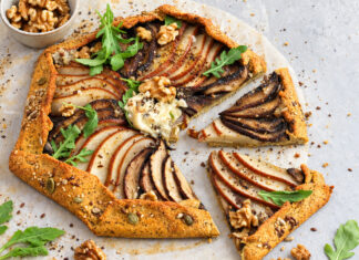 Torta salata di polenta taragna con pere e funghi porcini