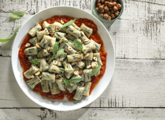 Gnocchi di ricotta, bietole e salvia in salsa rossa