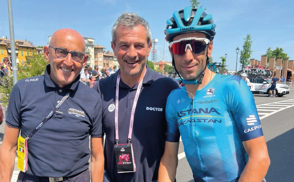 Il dottor Speroni (al centro) con il campione Vincenzo Nibali (a destra).