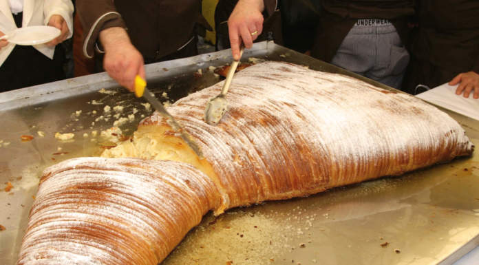 La sfogliatella napoletana da Guinness pesa 92 chili Sfogliatella napoletana record
