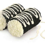 cannoli neri decorati con crema Decor'ami bianca