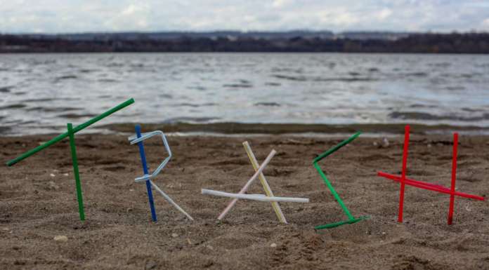 Il bando alle plastiche monouso è ufficiale spiaggia plastica