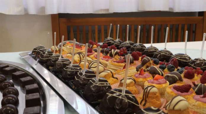 Nuovo laboratorio per l’Alberghiero di Longarone alberghiero dolomieu cioccolatini e pasticcini preparati dagli studenti 2