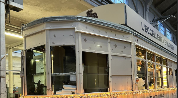 Elisenda porta il Natale a bordo di un tram