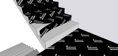 Lo strato di colla cementizia di classe C2 va applicato su superfici planari, ben pulite e umidificate. I teli Isolmant IsolTile sono già forniti nel formato per alzata e pedata dei gradini, da rifilare e incollare. Isolmant IsolTile va posato anche sul ripiano intermedio tra le semirampe di scale con teli da 125x50 centimetri.