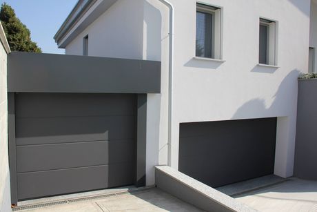 I due portoni realizzati con i prodotti Hoermann