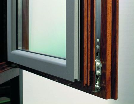 Dal supporto occorre eliminare intonaco preesistente, trattamenti superficiali protettivi e primer aggrappanti, così come le parti incoerenti. In caso di necessità è prevista la regolarizzazione del sottofondo utilizzando le malte della linea Rurewall. Una volta pulito, il supporto va bagnato con acqua a saturazione rimuovendo gli eccessi.