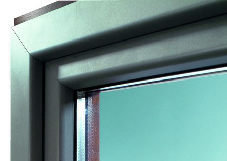 Applicare il primo strato di Ruregold MX Muratura con frattazzo metallico liscio in spessore di circa 3-4 mm e annegarvi la rete Ruregold XA Muratura, avendo cura di lasciare liberi i fiocchi di ancoraggio dei connettori Ruregold Joint JX