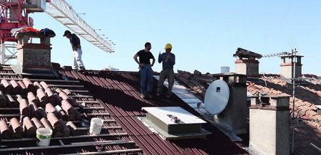 La rete Ruregold XA Muratura, posata manualmente, rispetta l’orientamento 0-90° rispetto al piano di terra o alla linea di allettamento dei mattoni della muratura. Nei punti di giunzione occorre prevedere una sovrapposizione dei teli di circa 10 cm.