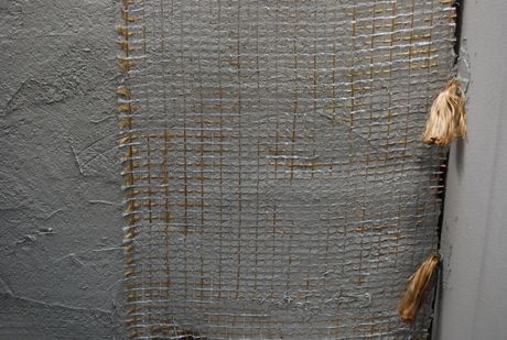 La posa corretta della rete Ruregold XA Muratura: sulla destra sono visibili i fiocchi di ancoraggio dei connettori Ruregold Jx Joint, precedentemente ancorati negli appositi perfori con malta Ruregold Mj Joint, in attesa di essere sfioccati.