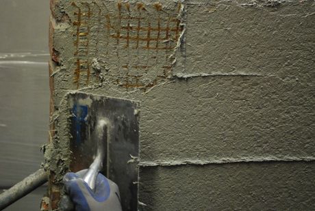 Applicare un secondo strato di circa 3-4 mm di Ruregold MX Muratura in modo tale da coprire completamente la rete, avendo l’accortezza di applicare lo strato successivo quando il precedente non sia ancora completamente indurito.